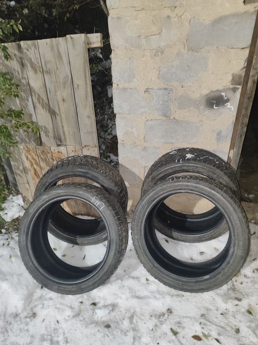 Продам Отличную Зимнию Резину 245/40 R18
97H