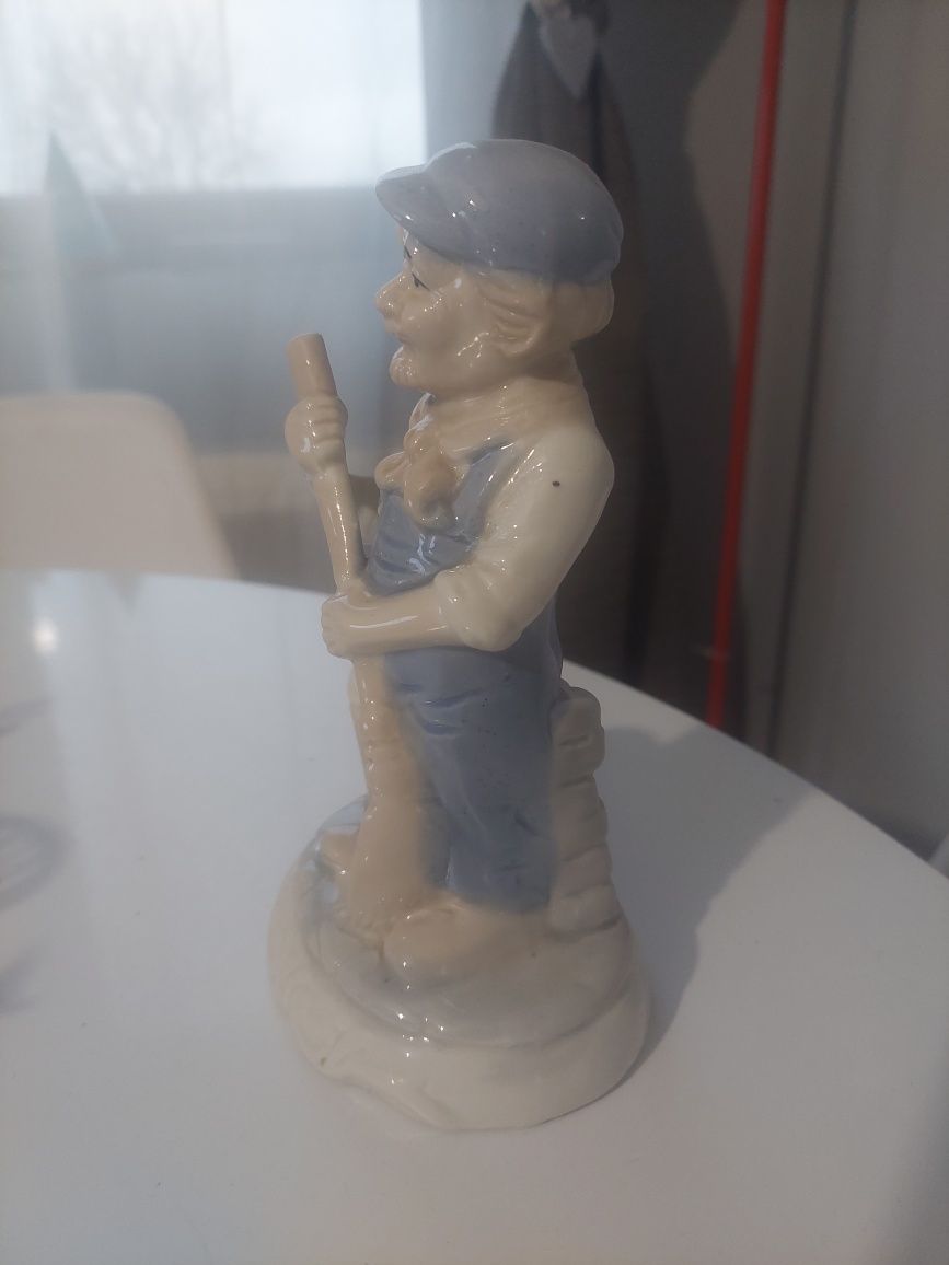 Statuetă veche din ceramică