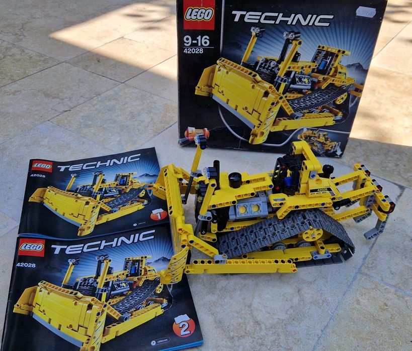 LEGO TECHNIC 2 IN 1-  Buldozer in stare perfectă