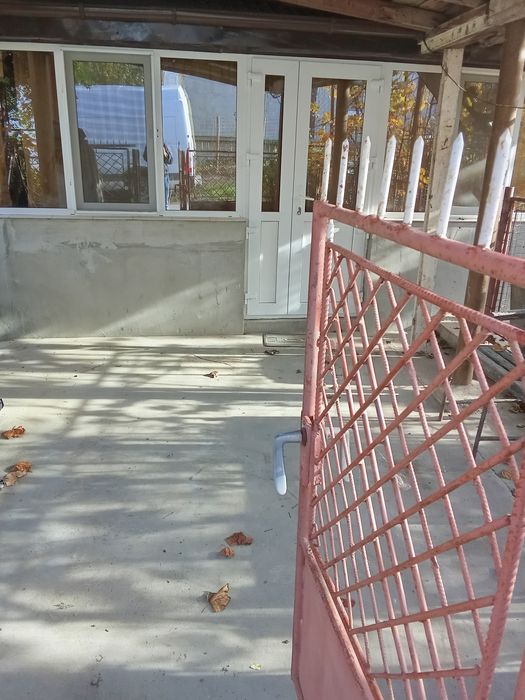 Închiriez garsonieră la curte