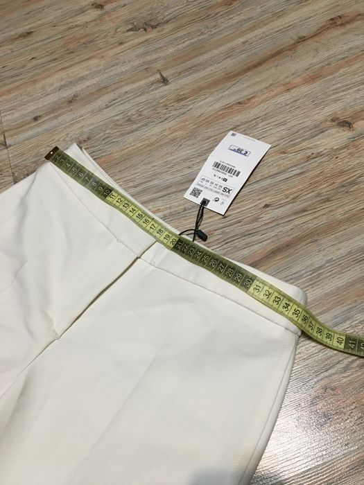 Pantaloni crem Zara usor evazati