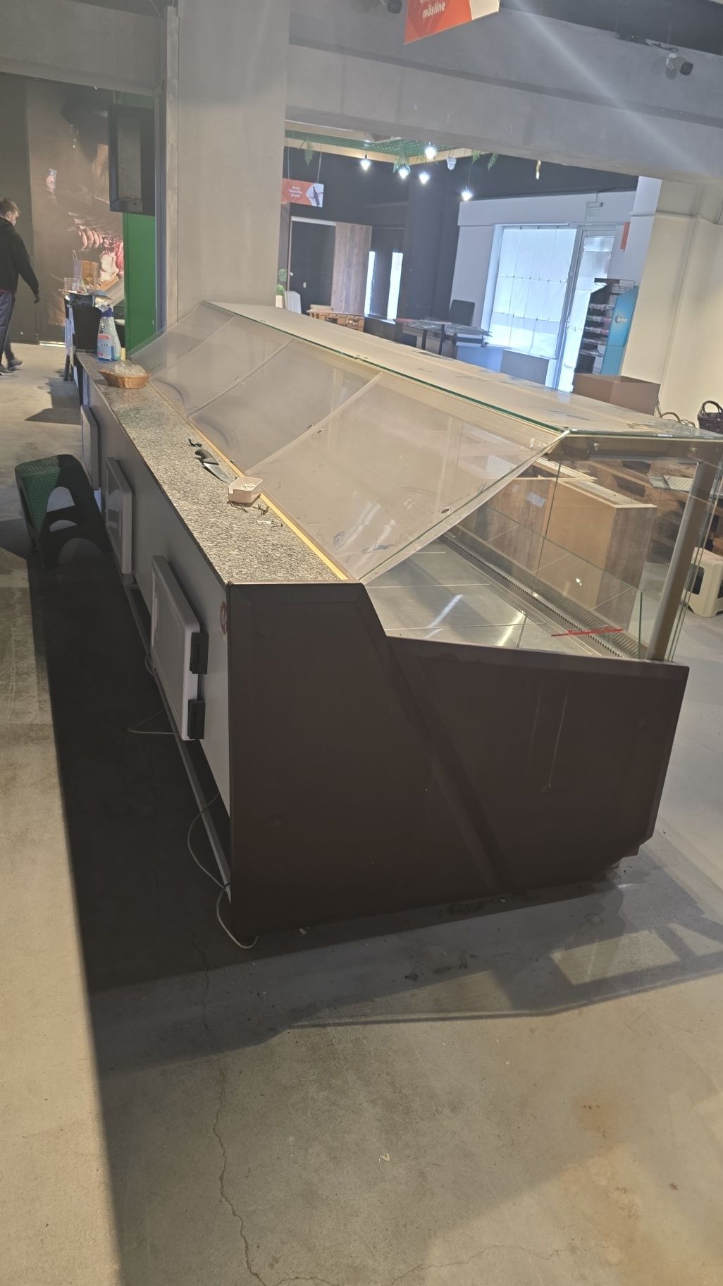 Lichidare stoc vitrine frigorifice magazin inchis