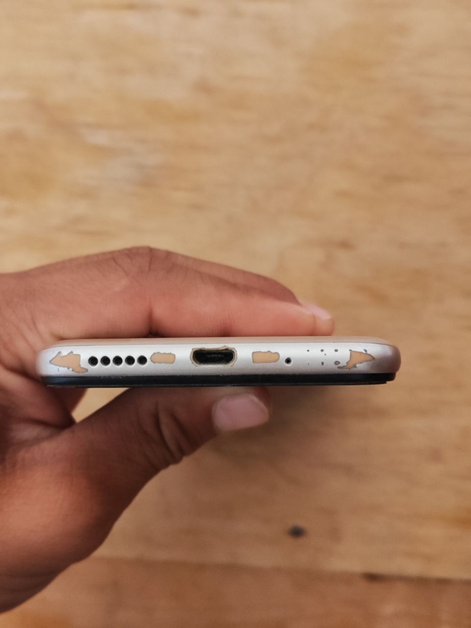 Honor 8s arzon ozgina chaqa chuqasi bor lekin zo'r ishlaydi