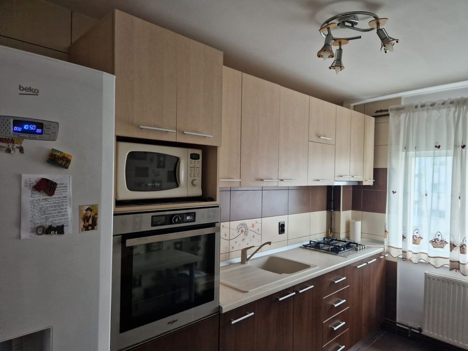 Închiriez apartament 3 camere