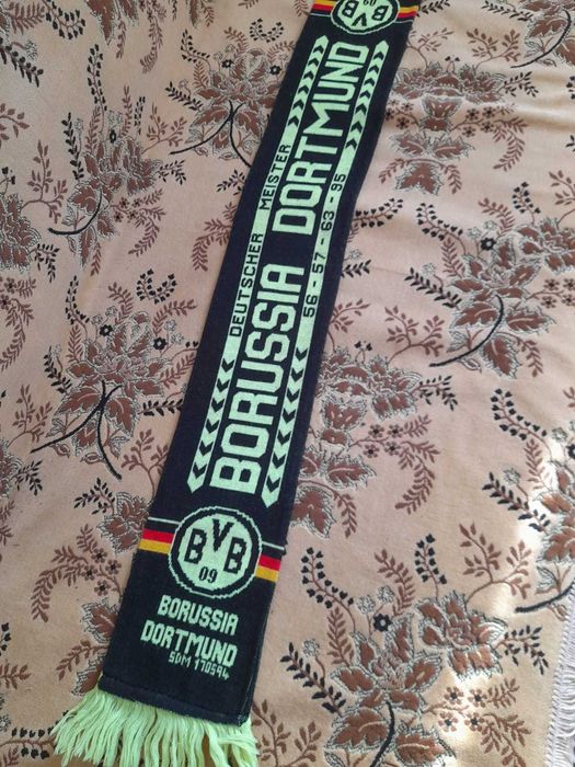 продам   шарф   \болельщика \    15  т.   в  хорошем   состоянии.