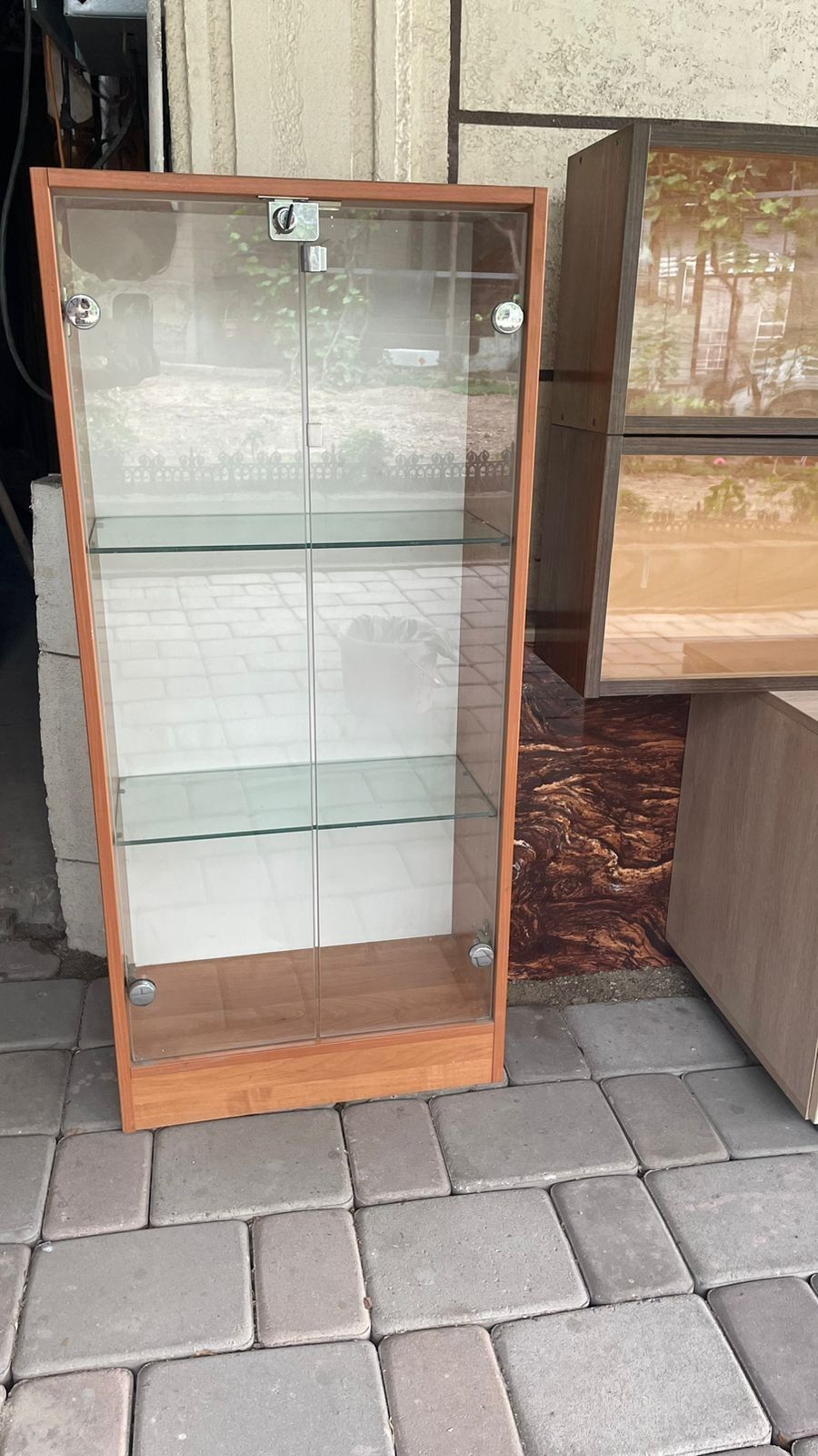 Продам сервант .