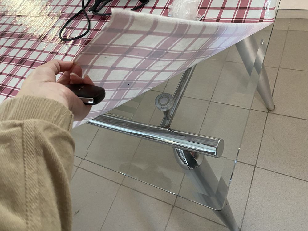 ПРОДАЮ стеклянный стол!