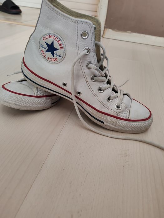 Оригинални бели кожени кецове Converse