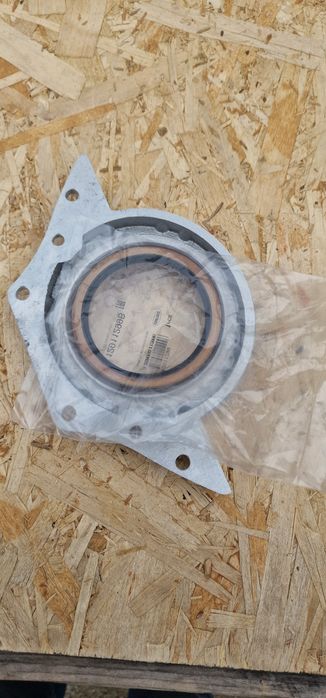 Capac cu semering motor tractor fiat 411.415 preț 450 lei se poate tr