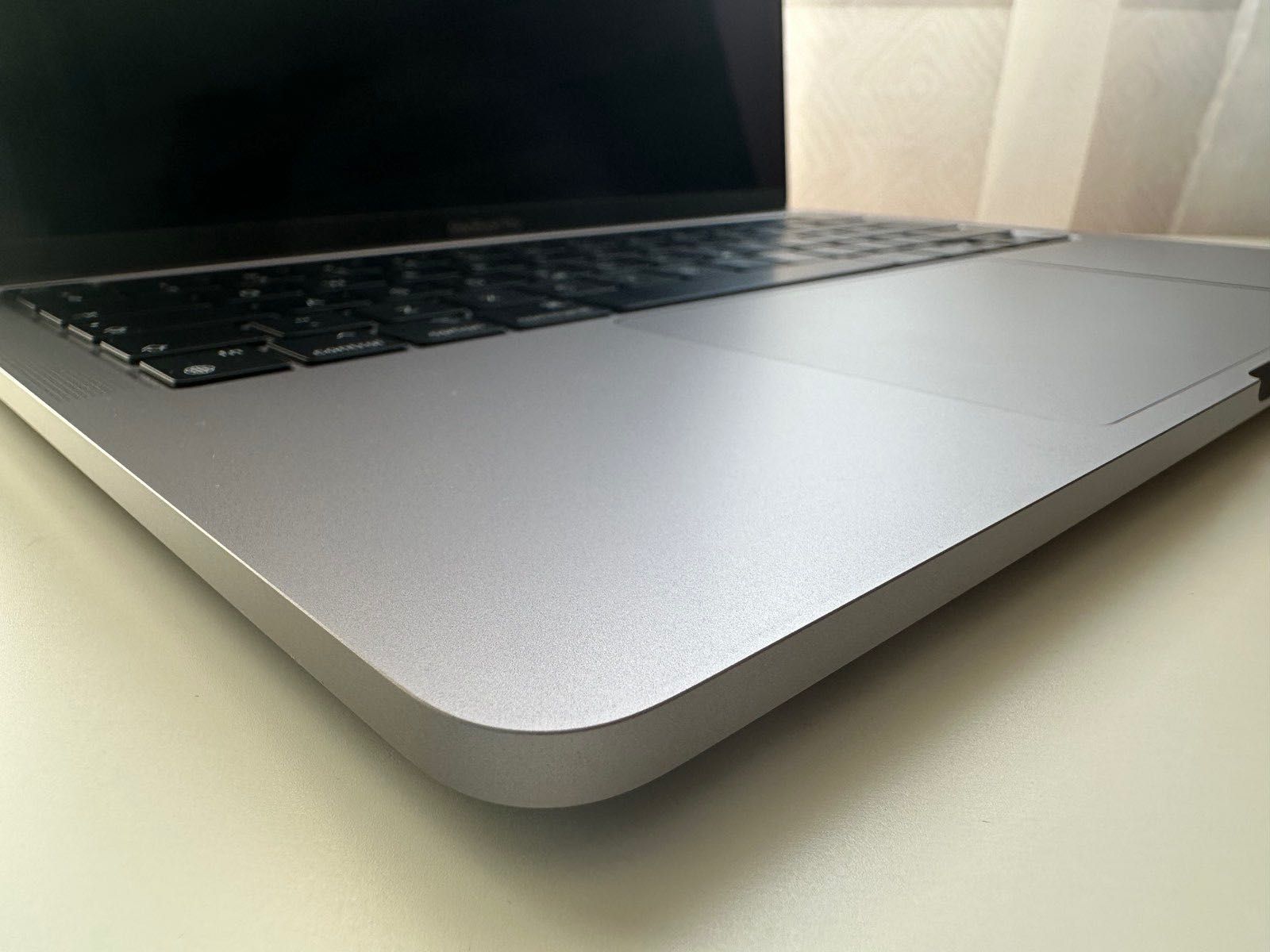MacBook Pro 13” M2 (2022) – 8GB / 256GB SSD / 10-core GPU – Като Нов