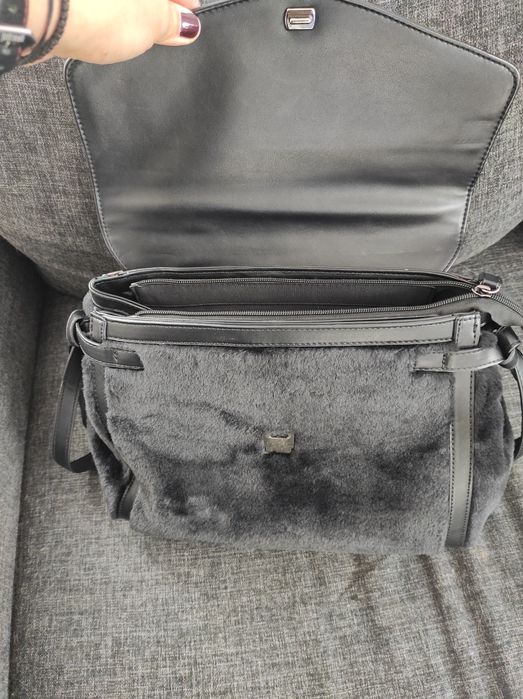 Черна много ефектна чанта с еко кожа