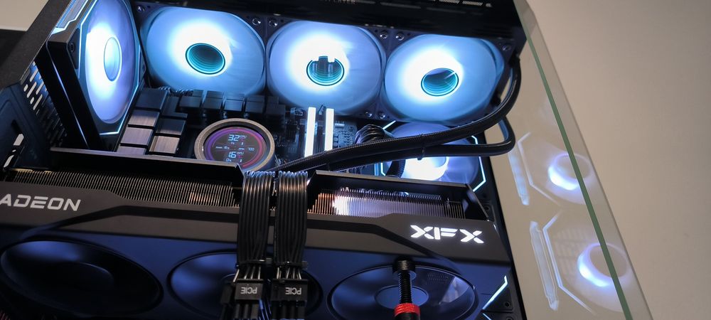 PC Gaming Ryzen 7 9800X3D/RX9070XT/32GB RAM/4TB SSD/850W PSU/Acvariu