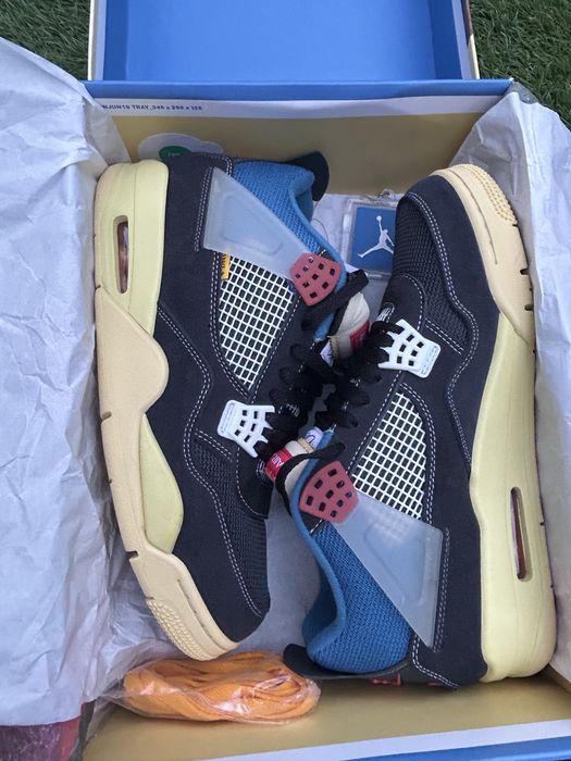 Jordan 4 UNLA off noir