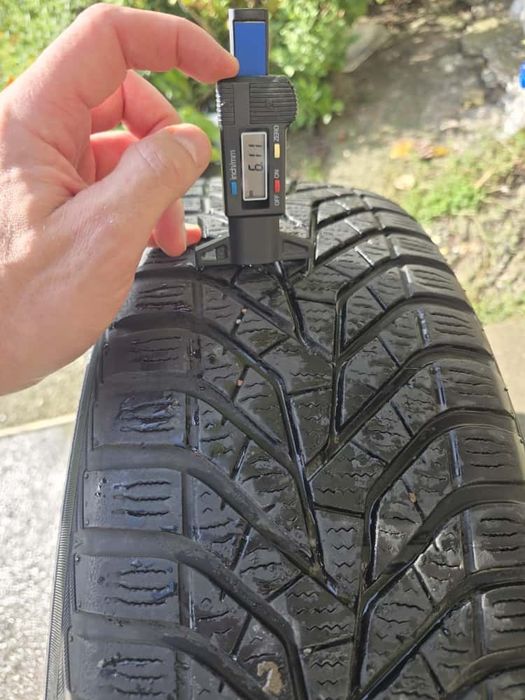 SET 4 Anvelope Iarna 225/60 R18 100H,Yokohama BluEarth Winter  V905