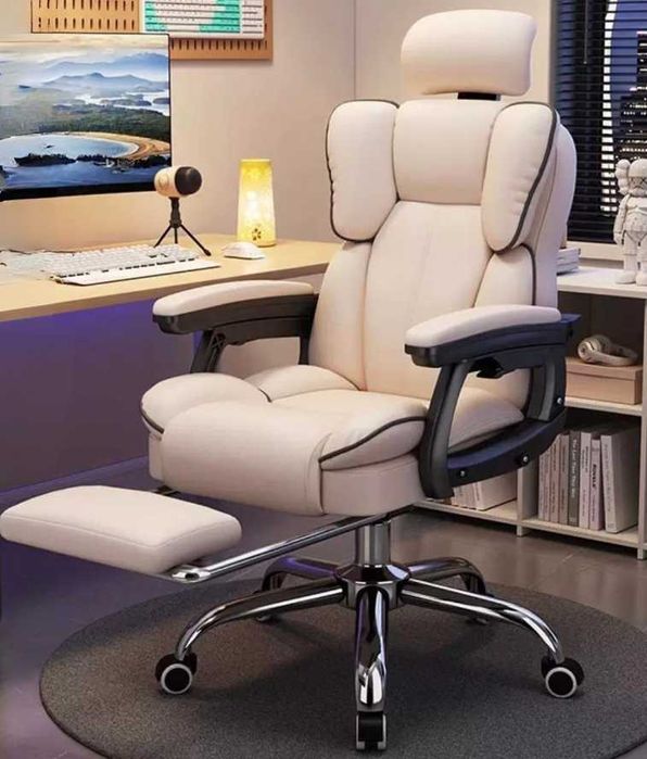 Компьютерное кресло бежевого цвета