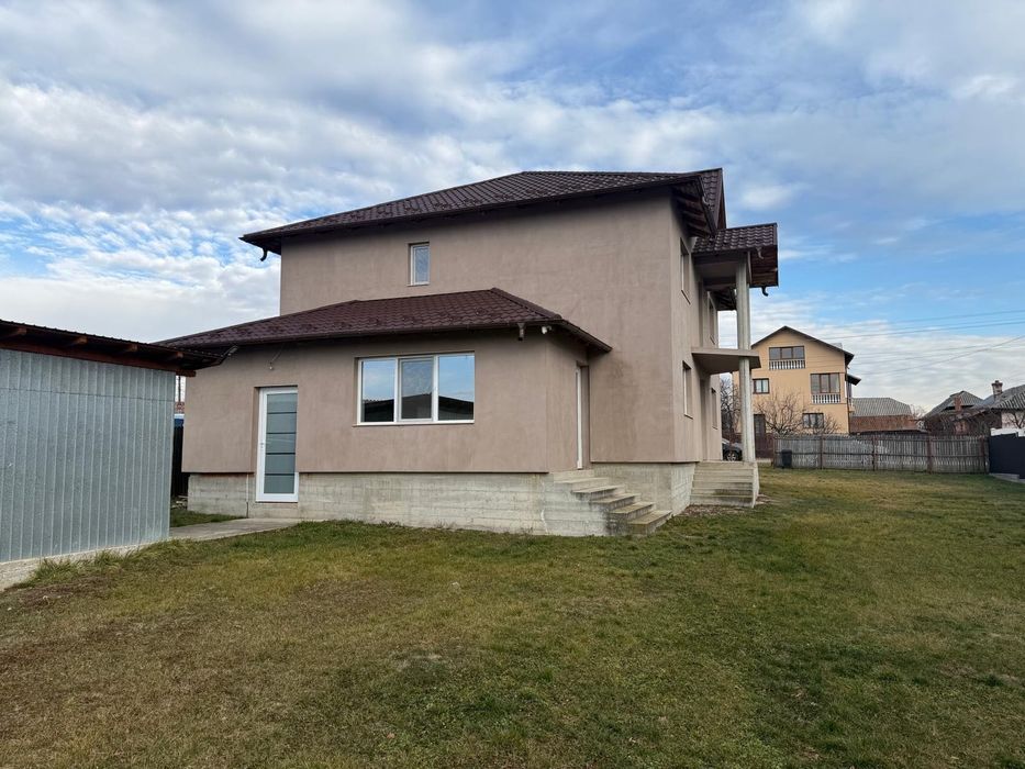 Casă Poiana Lacului -Dinculesti construcție solidă ,zonă liniștită