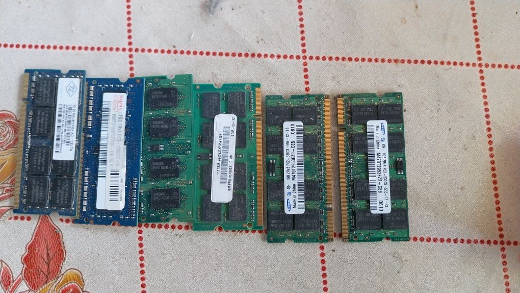 Vând memori RAM 12 procesoare AMD  tip mai vechi