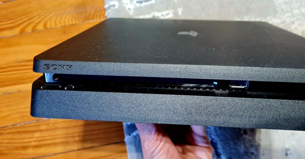 Play station 4 slim