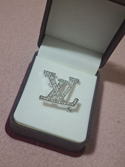 Brosa dama pe auriu sau argintiu