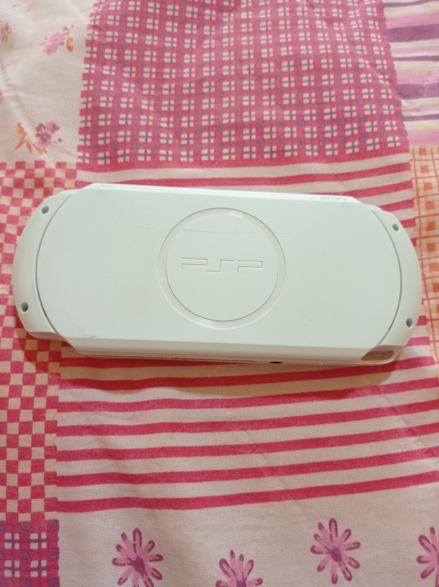 PSP E1004 с около 200 игри