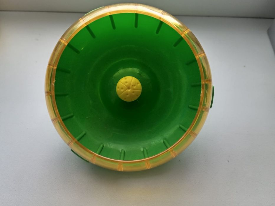 Продам новое колесо и домик для мелких грызунов