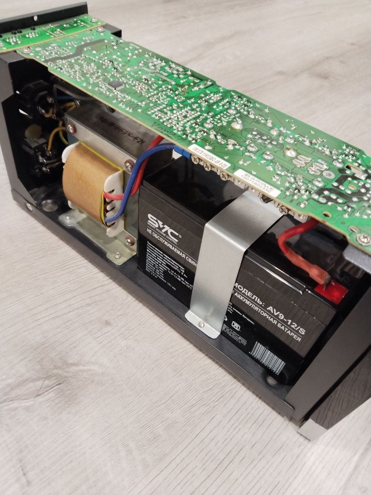 Продается источник бесперебойного питания SVC V-800-F