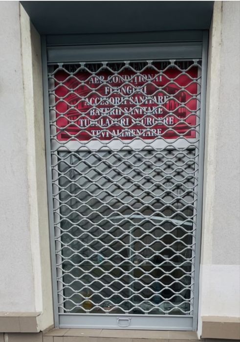 Grilaj metalic acționat electric