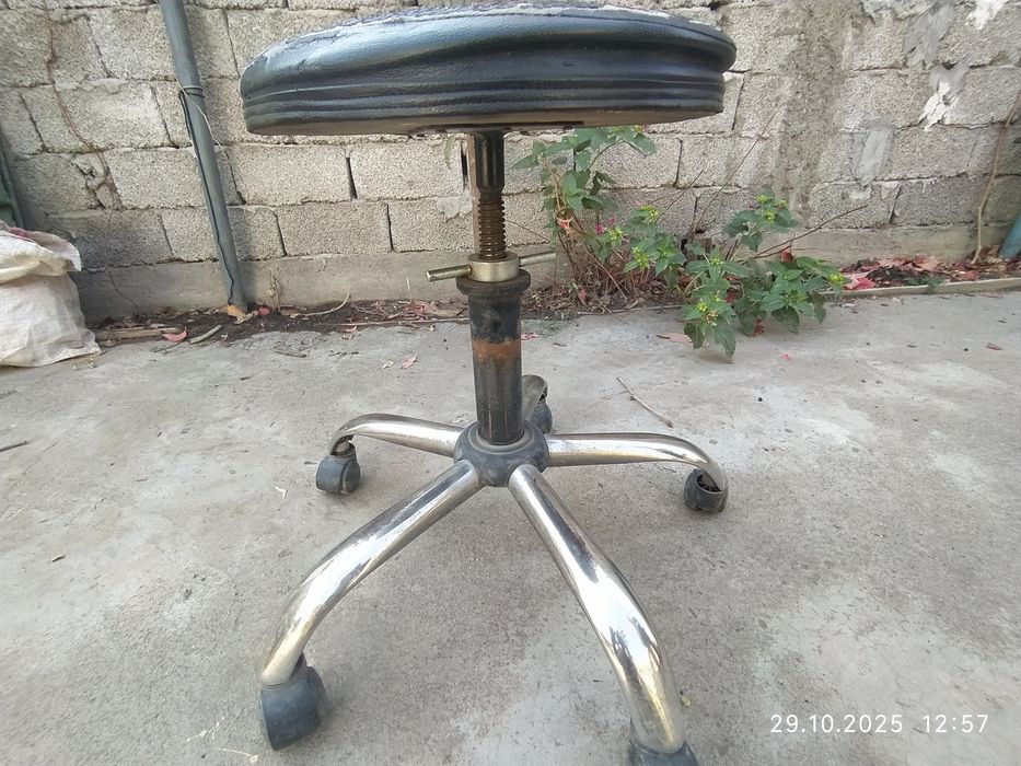 Продам стул на колёсиках. Медицинский,лабораторный.