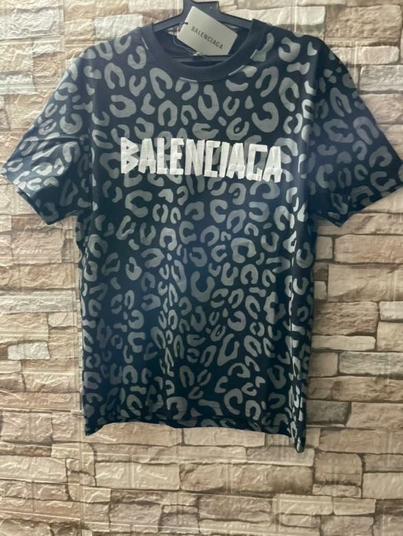 Продавам тениска на BALENCIAGA