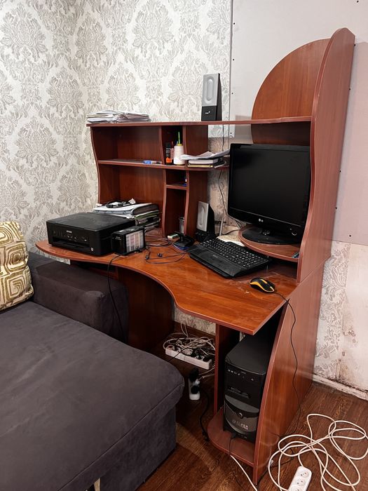 Рабочий стол из дерева