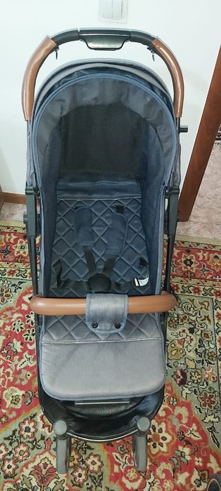 Срочно продам коляску и стульчик для кормления.