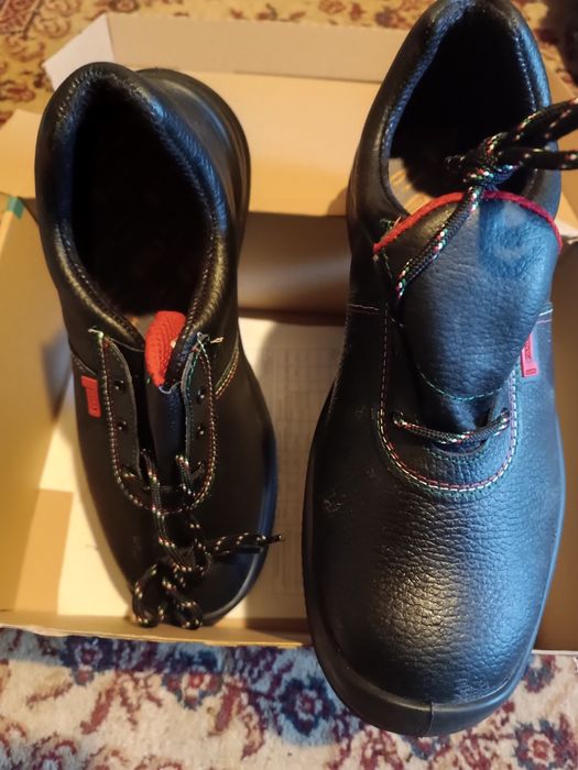 Работни обувки със метално бомбе.