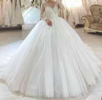 Пышное свадебное платье со шлейфом