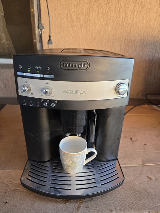 Vând aparat de cafea Delonghi Magnifica