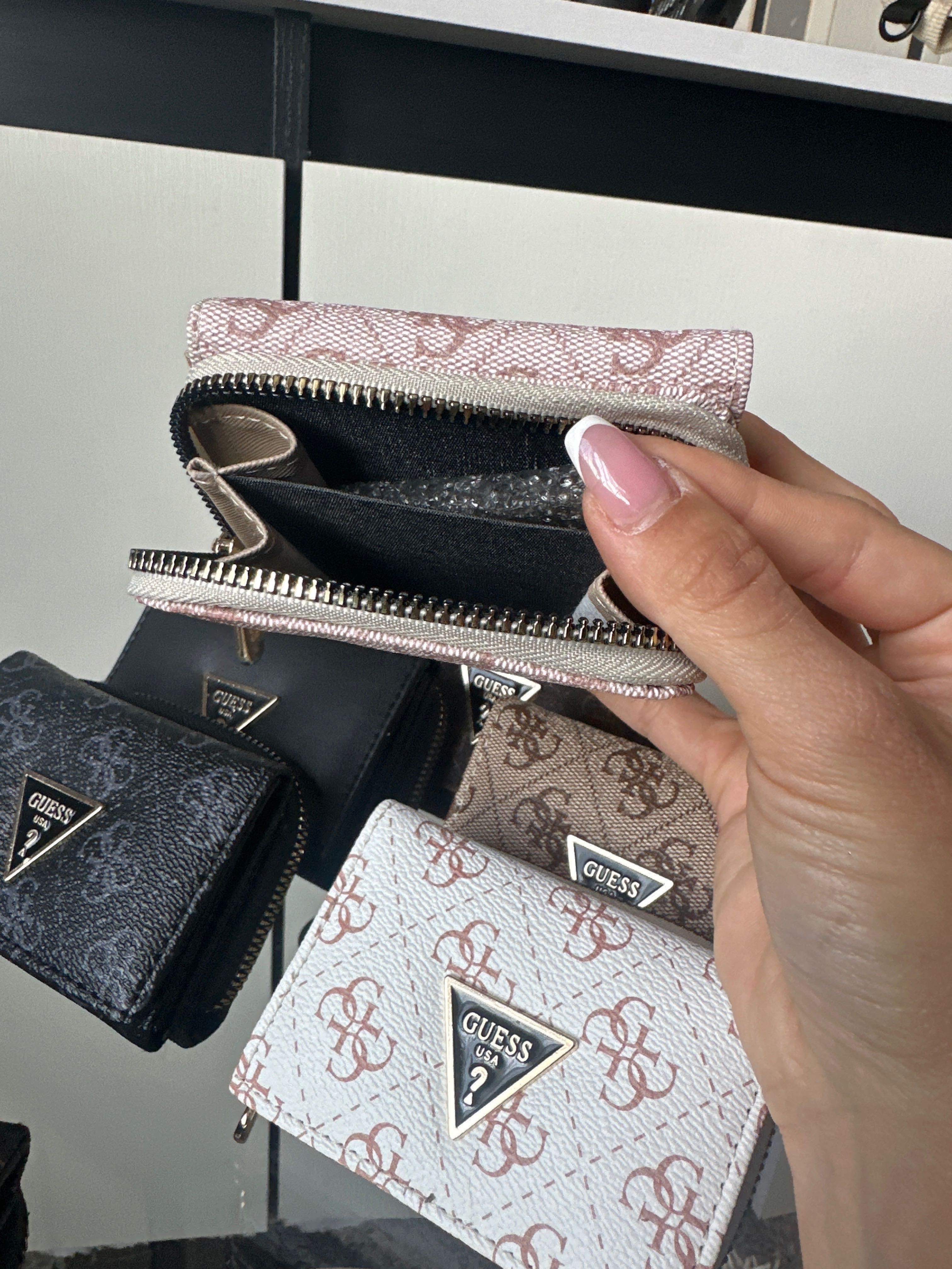 РАЗПРОДАЖБА Дамски портфейл Guess