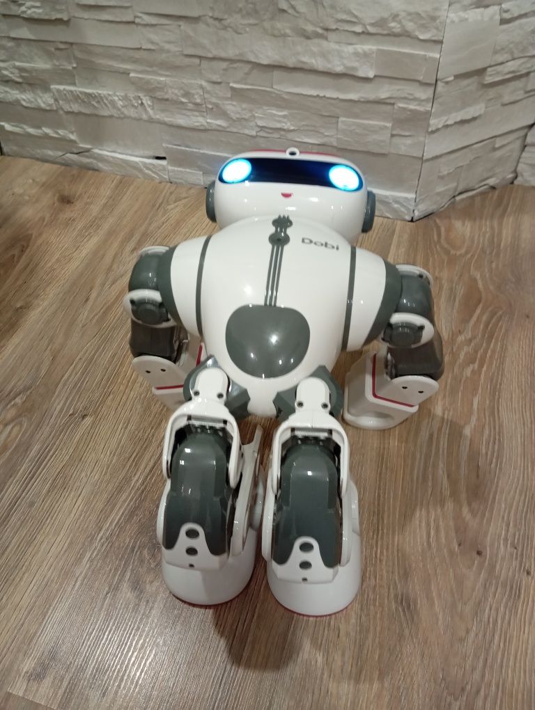 Хуманоиден робот Dobi robot
