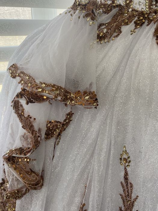 Сватбена рокля със камъчета