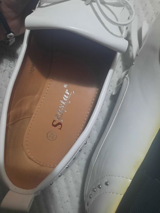 Loafers albi, nr 36. NOI.  Recomand pentru un picior ingust.