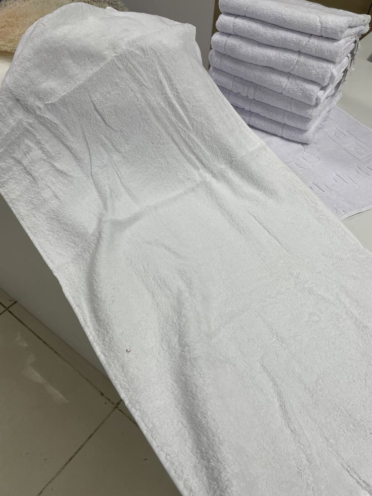 Махровые полотенце белые для гостиниц отелей хостелов высокой плотност