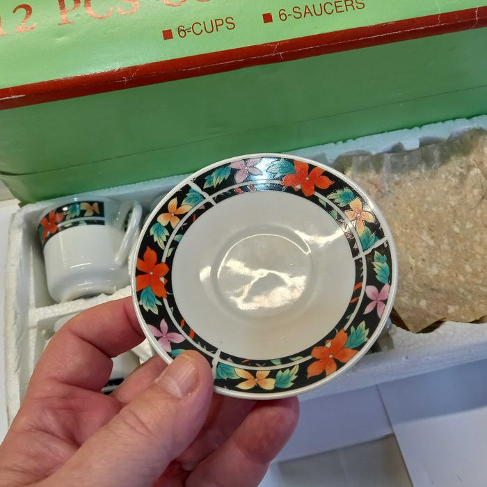 Set de cafea, 6 cescute cu farfurioare din portelan alb (40 - 35 lei)