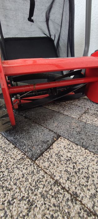 Masina manuală de tuns iarba