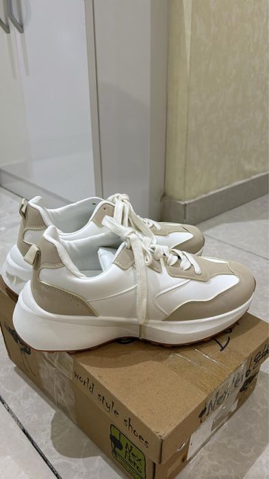 Кроссовки новые 38 размер белые
