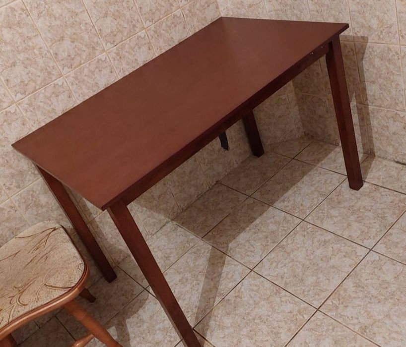 Masă de dining din MDF și stejar, cu dimensiunile 110x70x76 cm.