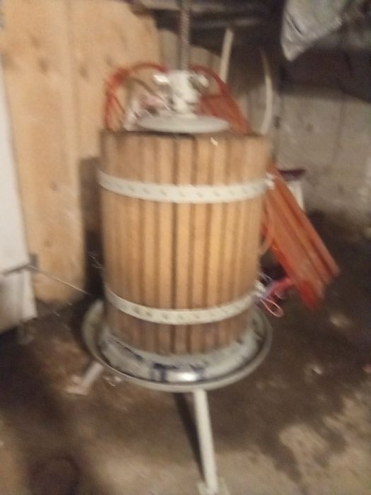 Pătuț nou. teascul folosit