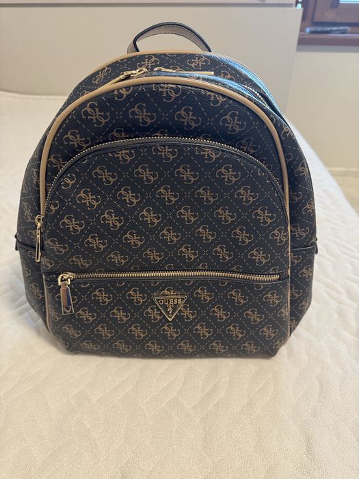 Дамска раница на GUESS