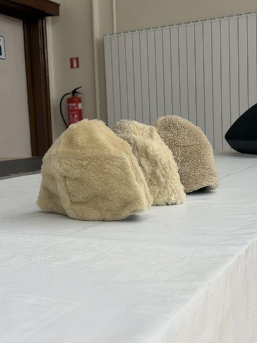 Калпаци - бели, естествена кожа