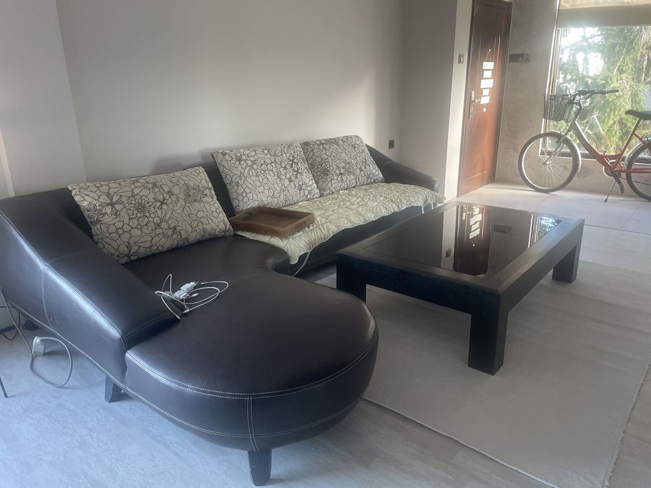 Ъглов диван кожен и маса от масивно дърво