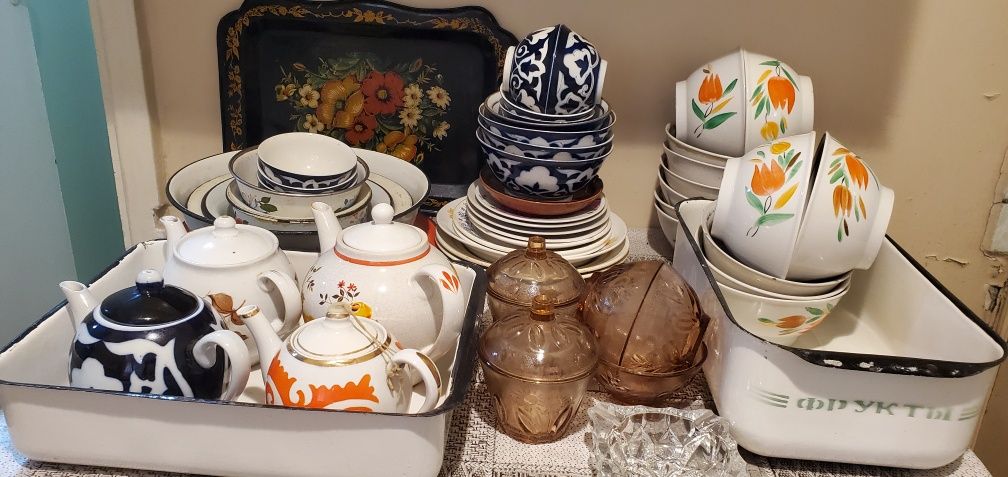 Посуда разная- чайники заварочные, вазочки, касушки, тарелки
