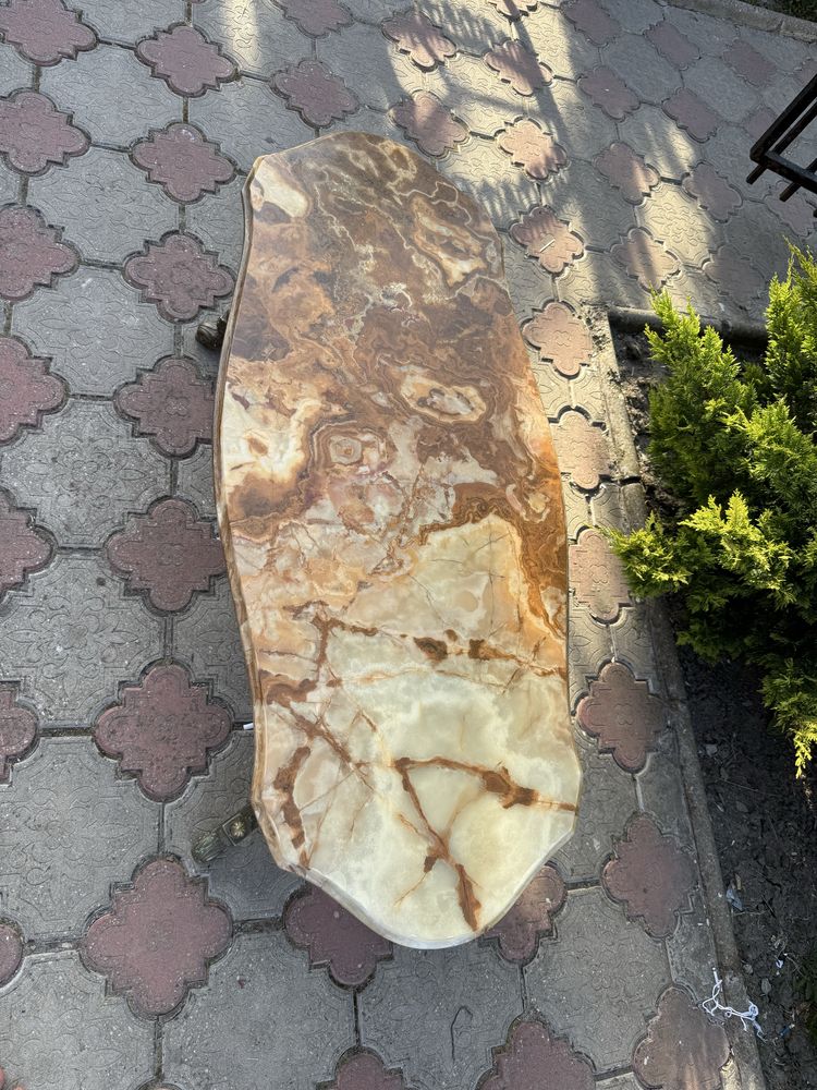 Masa deosebita din bronz cu blat de onix