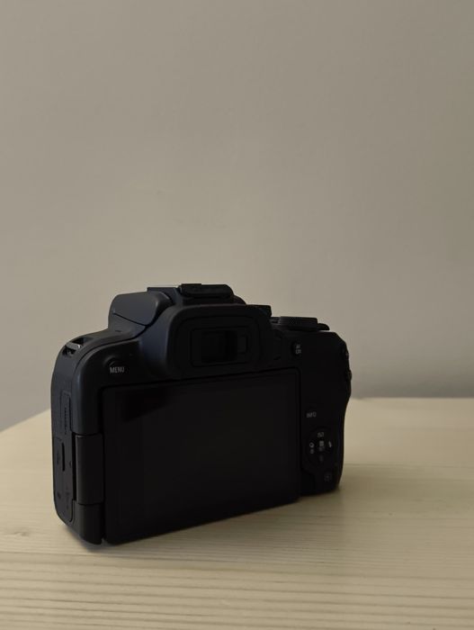 Canon EOS R10 30k cadre + obiectiv canon rf 18-45mm f4.5-6.3 + baterii